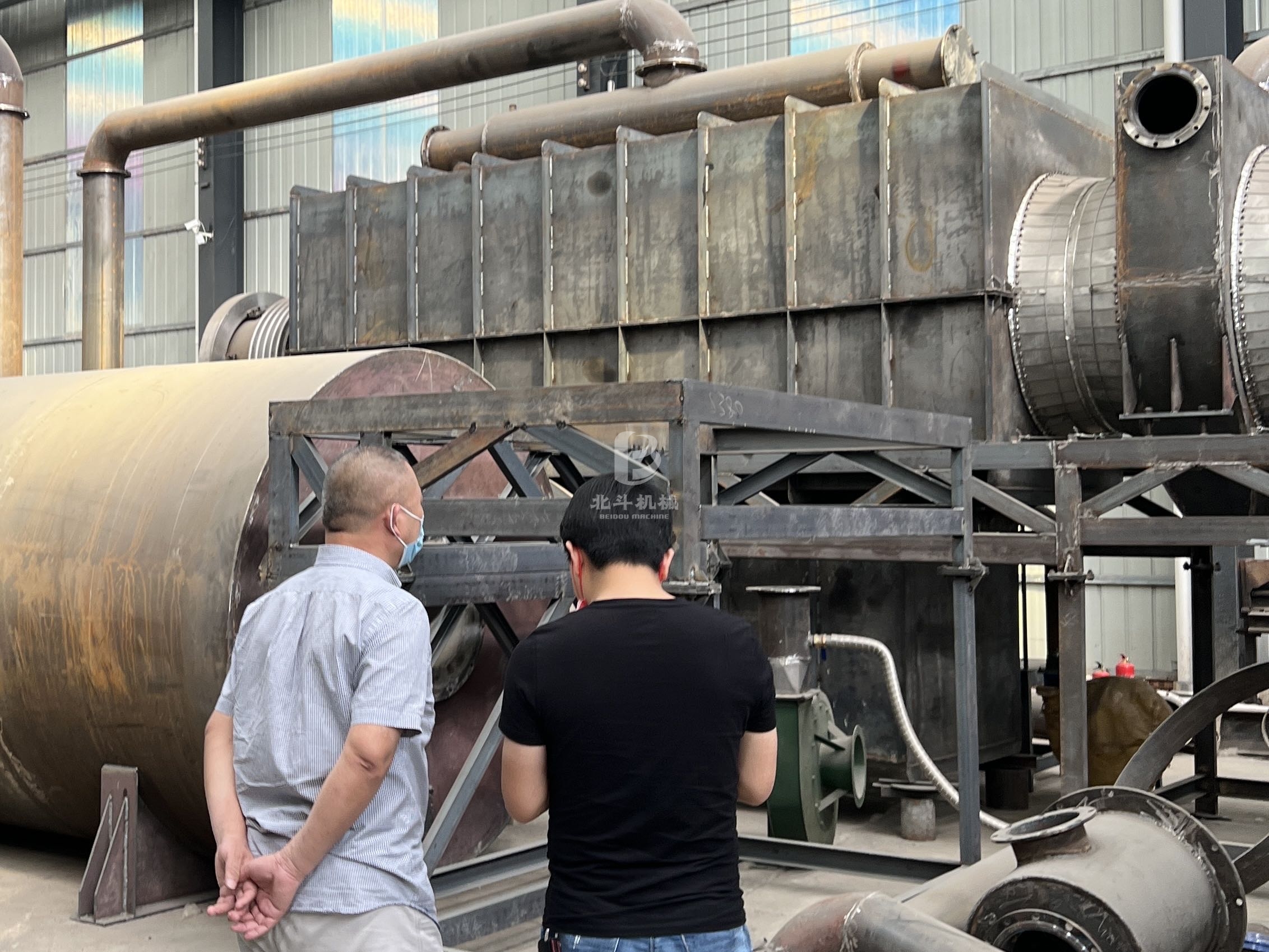 來自四川的客戶就炭化機(jī)發(fā)貨前進(jìn)行各環(huán)節(jié)確認(rèn)