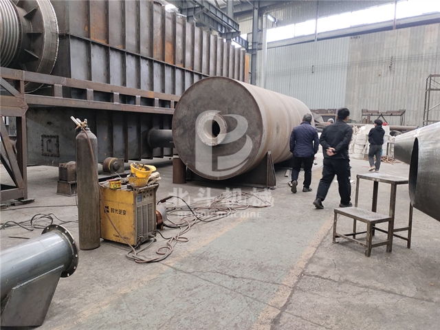 周經(jīng)理帶領(lǐng)廣東客戶對炭化機生產(chǎn)車間的考察之旅