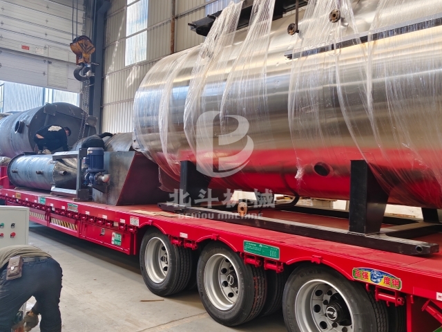 綠色制炭設(shè)備啟程倒計(jì)時(shí)!環(huán)保炭化機(jī)裝車(chē)中